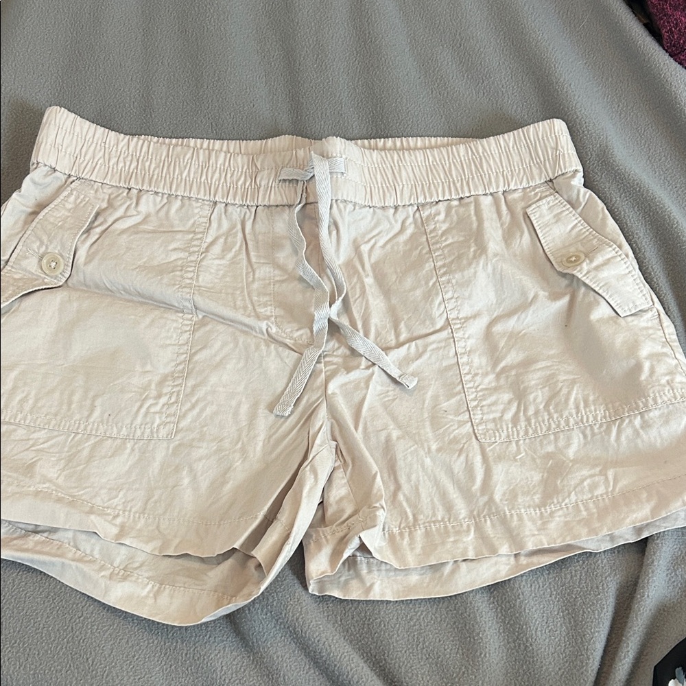LOFT Women's Light Tan Cargo Shorts- small - has pockets